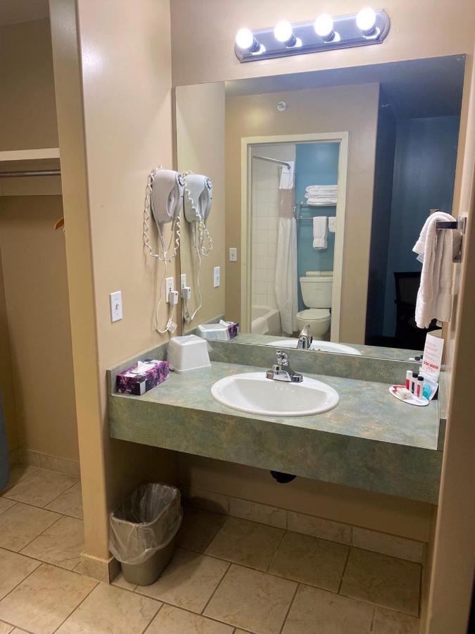 Super 8 By Wyndham Edmonton South Hotel Buitenkant foto
