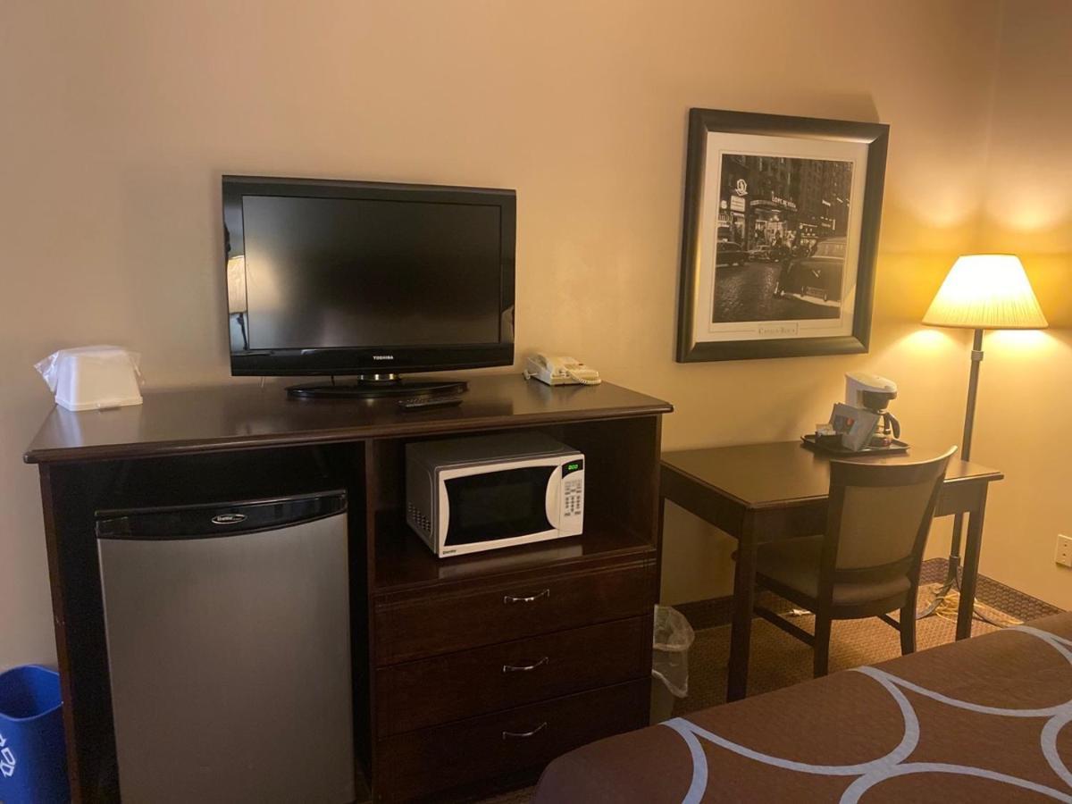 Super 8 By Wyndham Edmonton South Hotel Buitenkant foto